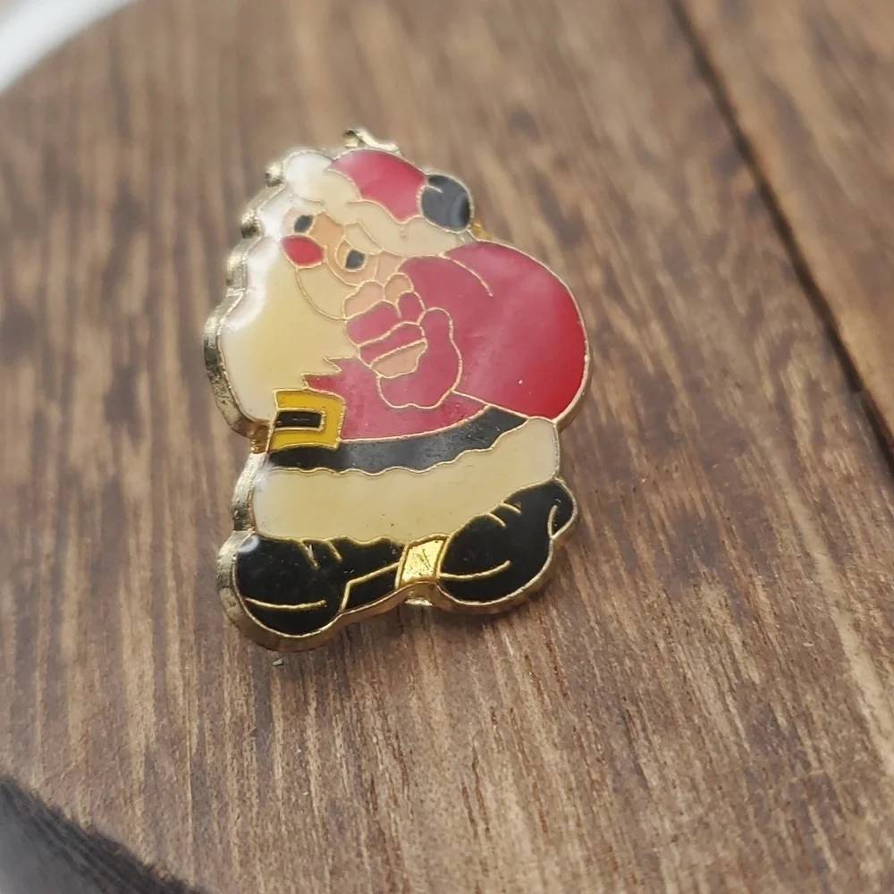 B678‎ santa Claus delivering gifts Christmas pin vintage collectible